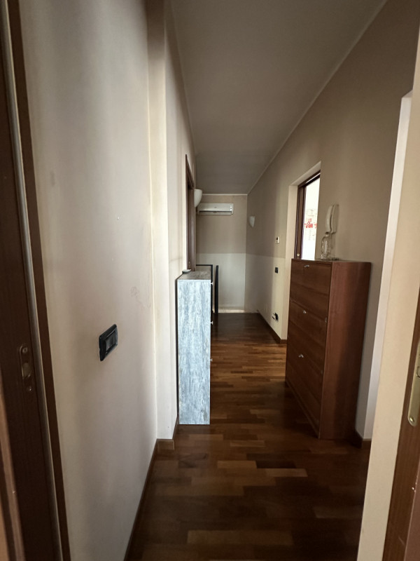Con una superficie totale di 130 mq, l'immobile si sviluppa su due livelli ben progettati per gar...