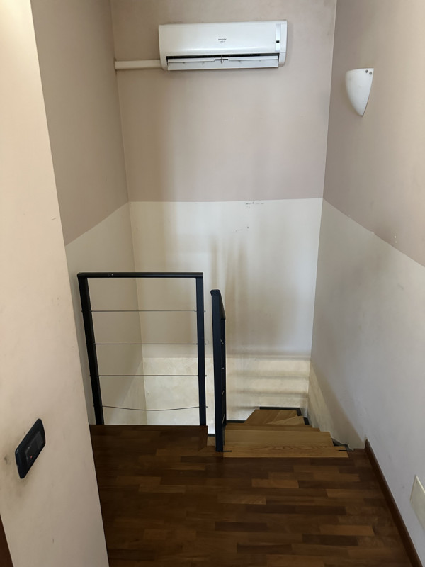Con una superficie totale di 130 mq, l'immobile si sviluppa su due livelli ben progettati per gar...