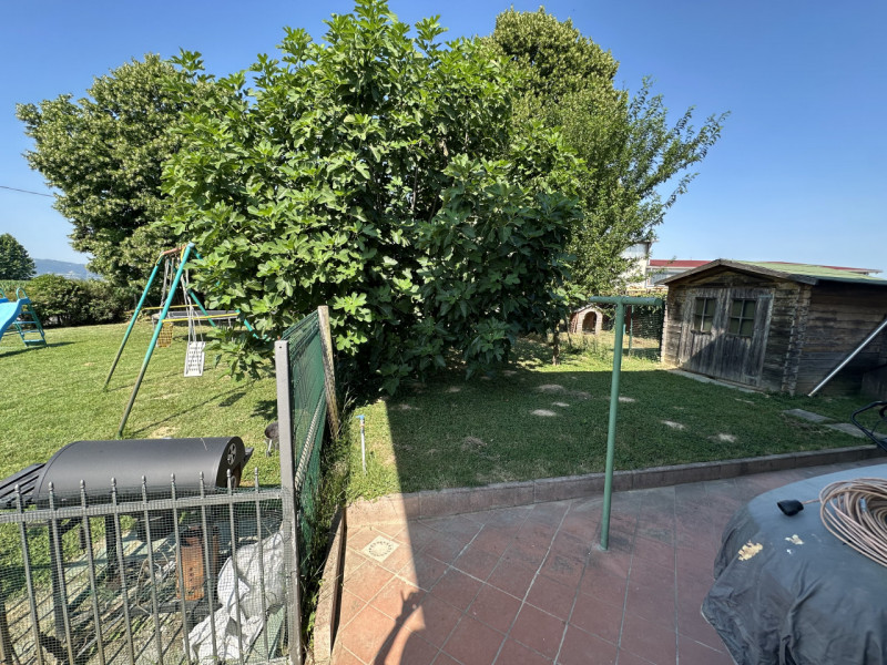 Con una superficie totale di 130 mq, l'immobile si sviluppa su due livelli ben progettati per gar...