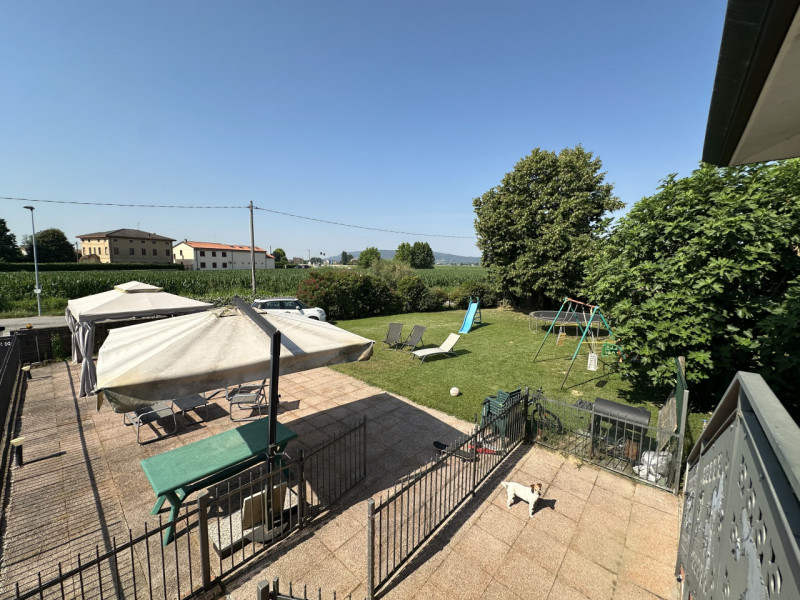 Con una superficie totale di 130 mq, l'immobile si sviluppa su due livelli ben progettati per gar...