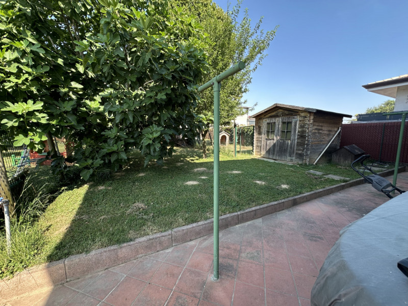 Con una superficie totale di 130 mq, l'immobile si sviluppa su due livelli ben progettati per gar...