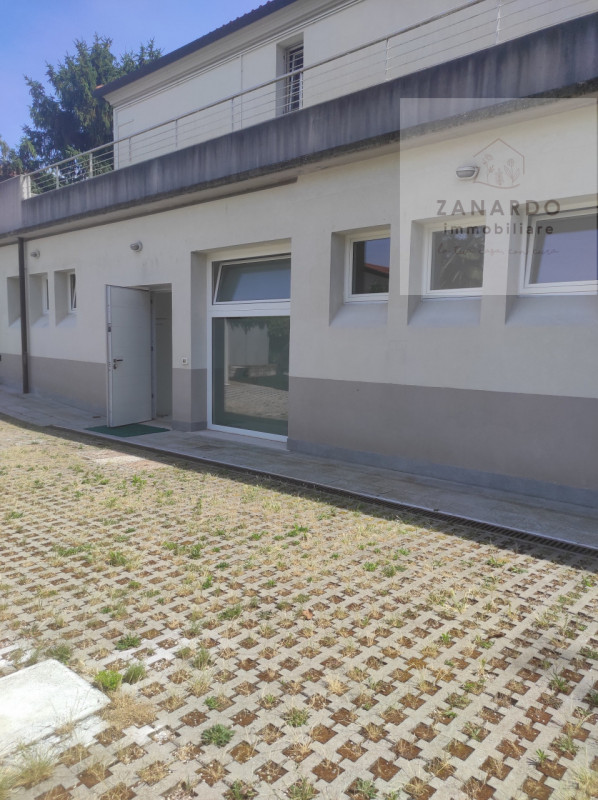 A Spinea, in una delle posizioni più viste della zona, c'è uno spazio che aspetta solo di diventa...