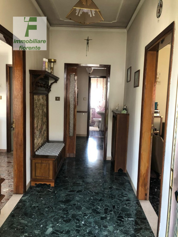 Scopri questa casa singola su 2 livelli di mq 220 totali offrendo ampi spazi interni ideali per f...