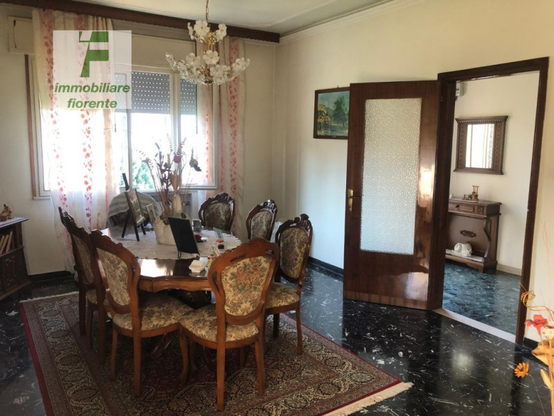 Scopri questa casa singola su 2 livelli di mq 220 totali offrendo ampi spazi interni ideali per f...