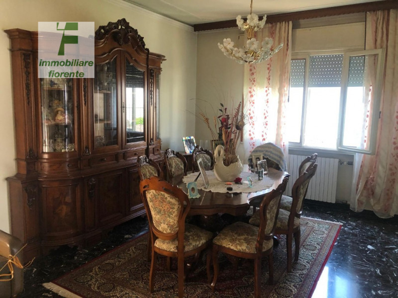 Scopri questa casa singola su 2 livelli di mq 220 totali offrendo ampi spazi interni ideali per f...