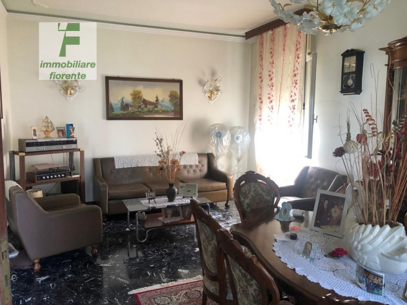 Scopri questa casa singola su 2 livelli di mq 220 totali offrendo ampi spazi interni ideali per f...