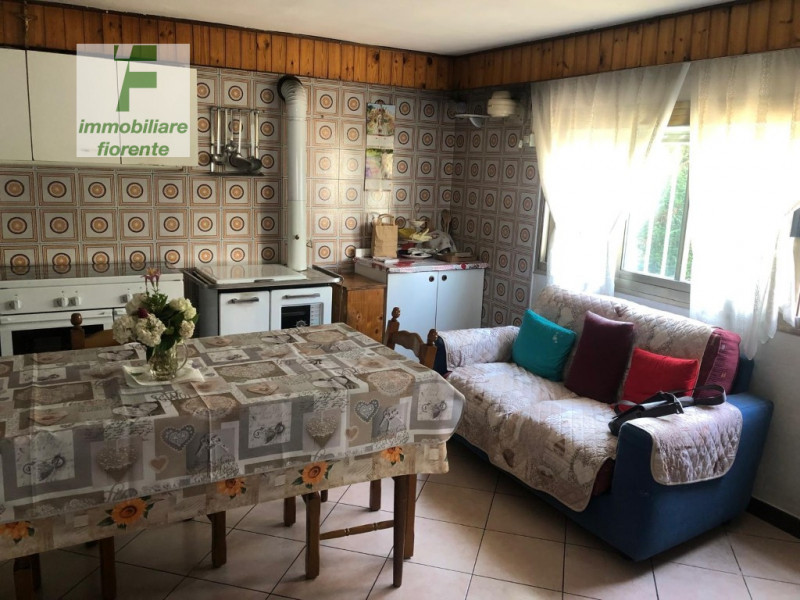 Scopri questa casa singola su 2 livelli di mq 220 totali offrendo ampi spazi interni ideali per f...