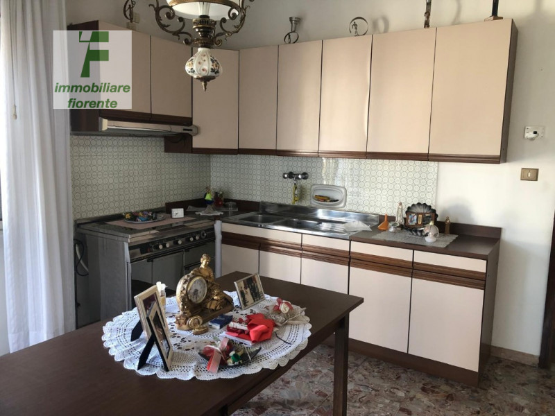 Scopri questa casa singola su 2 livelli di mq 220 totali offrendo ampi spazi interni ideali per f...