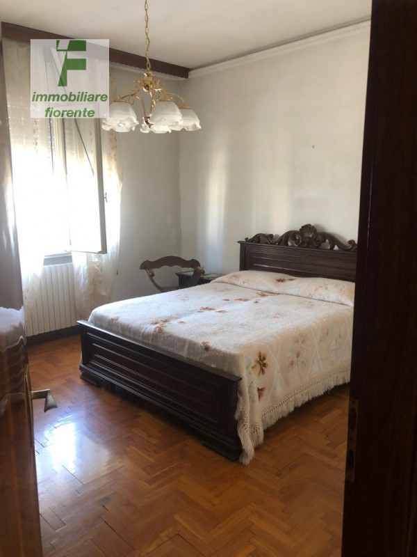 Scopri questa casa singola su 2 livelli di mq 220 totali offrendo ampi spazi interni ideali per f...