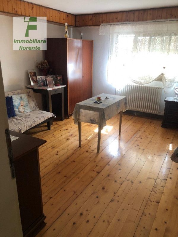 Scopri questa casa singola su 2 livelli di mq 220 totali offrendo ampi spazi interni ideali per f...