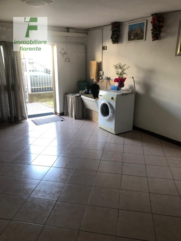 Scopri questa casa singola su 2 livelli di mq 220 totali offrendo ampi spazi interni ideali per f...