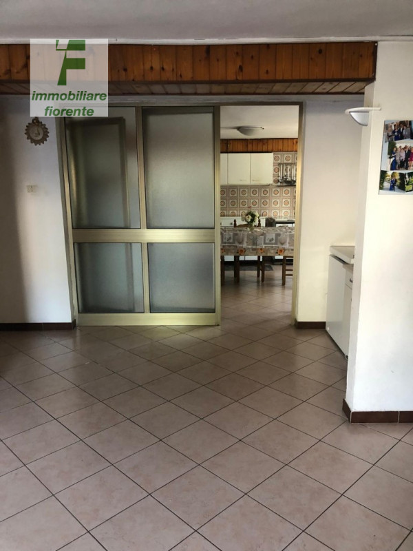 Scopri questa casa singola su 2 livelli di mq 220 totali offrendo ampi spazi interni ideali per f...