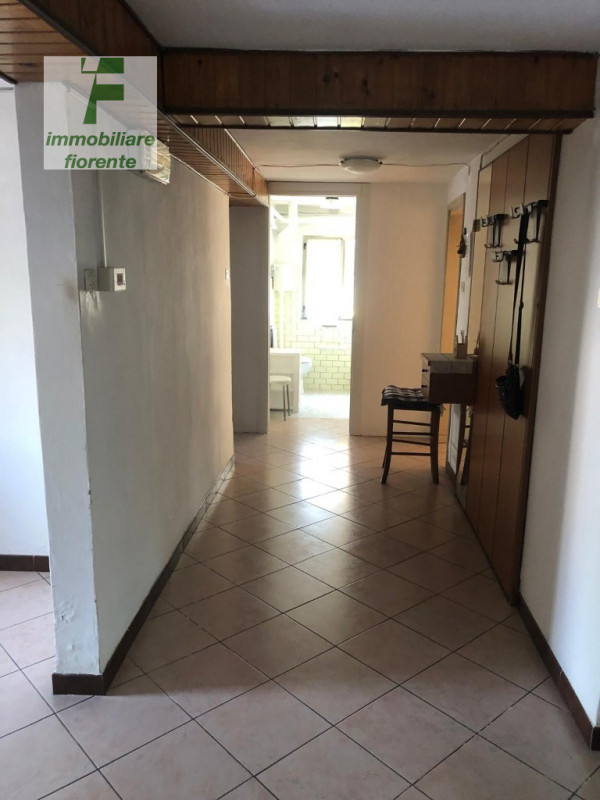 Scopri questa casa singola su 2 livelli di mq 220 totali offrendo ampi spazi interni ideali per f...
