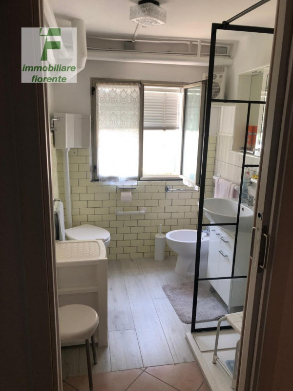 Scopri questa casa singola su 2 livelli di mq 220 totali offrendo ampi spazi interni ideali per f...