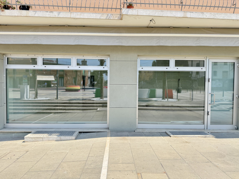 Proponiamo in affitto un ampio negozio di circa 71 mq, situato nel cuore del centro di Solesino. ...