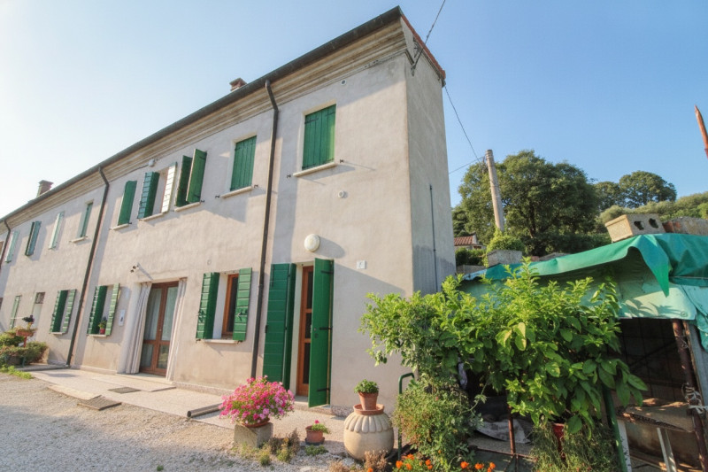 In vendita nella splendida cornice dei Colli Euganei, nel comune di Baone e più precisamente nell...