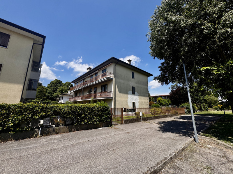 COMPOSIZIONE:
Proponiamo in vendita appartamento al secondo piano, composto da luminoso soggiorno...