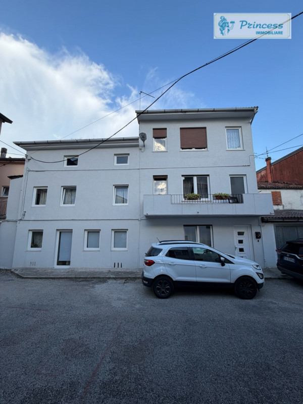 In vendita a Torrebelvicino, vi presentiamo una splendida casa a schiera, completamente ristruttu...