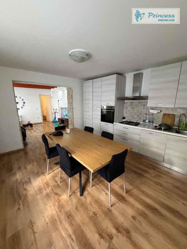 In vendita a Torrebelvicino, vi presentiamo una splendida casa a schiera, completamente ristruttu...