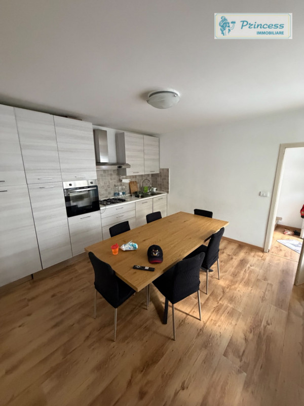 In vendita a Torrebelvicino, vi presentiamo una splendida casa a schiera, completamente ristruttu...