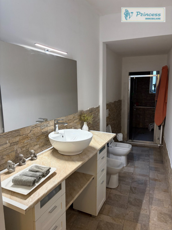 In vendita a Torrebelvicino, vi presentiamo una splendida casa a schiera, completamente ristruttu...