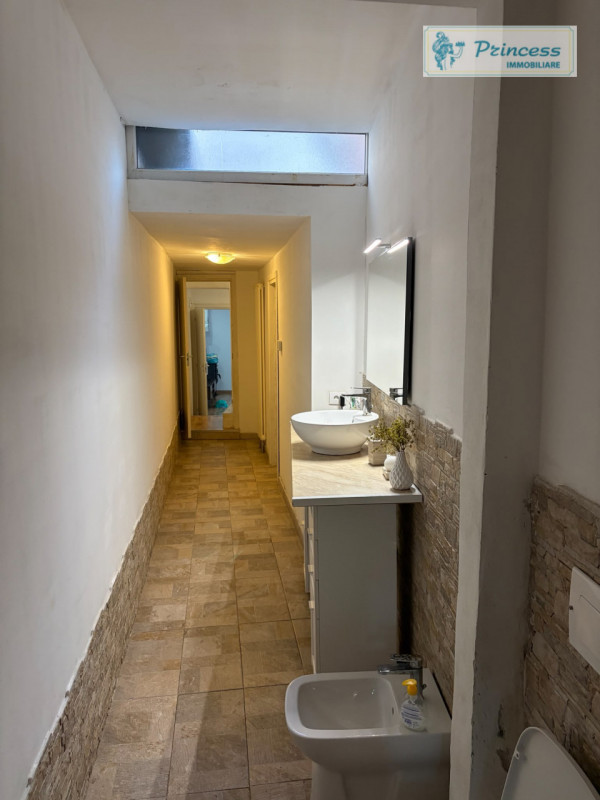 In vendita a Torrebelvicino, vi presentiamo una splendida casa a schiera, completamente ristruttu...