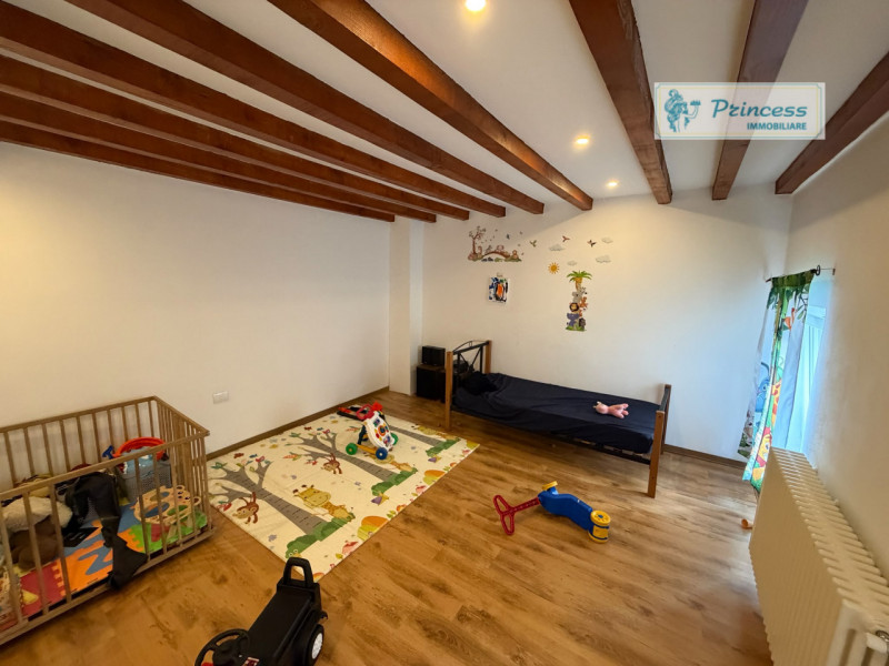 In vendita a Torrebelvicino, vi presentiamo una splendida casa a schiera, completamente ristruttu...
