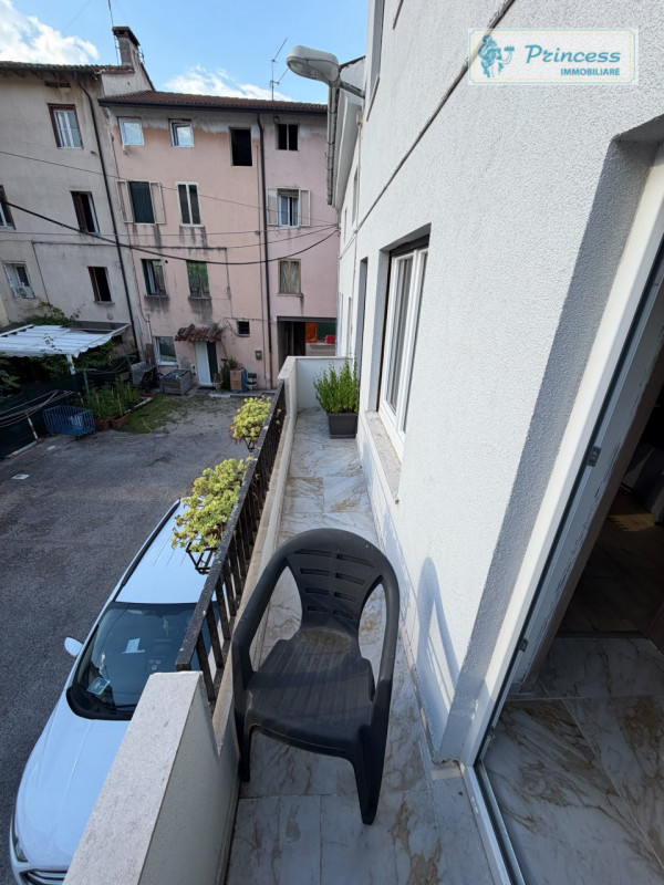 In vendita a Torrebelvicino, vi presentiamo una splendida casa a schiera, completamente ristruttu...