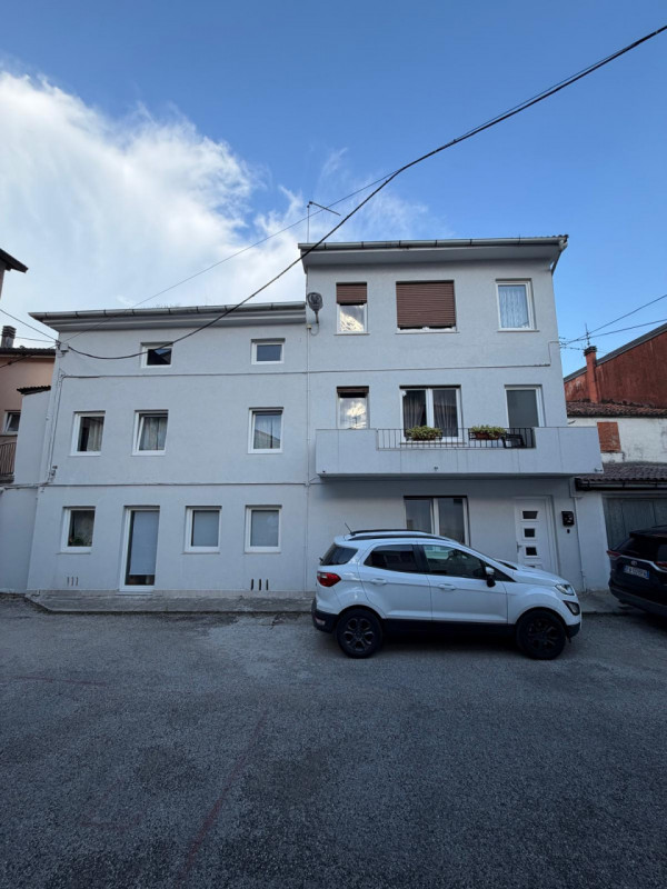 In vendita a Torrebelvicino, vi presentiamo una splendida casa a schiera, completamente ristruttu...