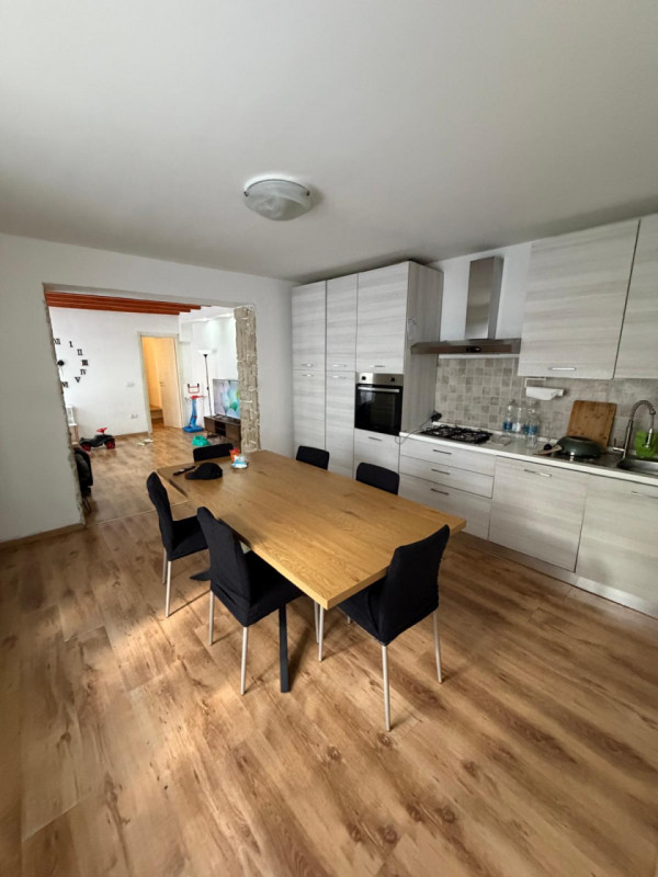 In vendita a Torrebelvicino, vi presentiamo una splendida casa a schiera, completamente ristruttu...