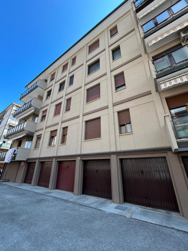 Scopri un'opportunità in zona del Mercato Nuovo. Proponiamo in vendita un ampio appartamento bica...