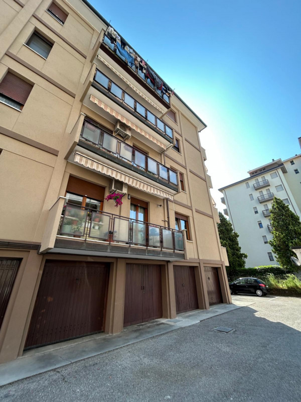 Scopri un'opportunità in zona del Mercato Nuovo. Proponiamo in vendita un ampio appartamento bica...