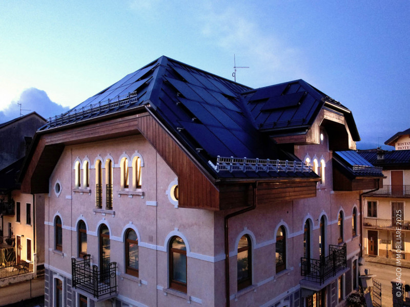 A due passi da Piazza Carli proponiamo, in esclusiva, uno splendido attico mansardato frutto di u...