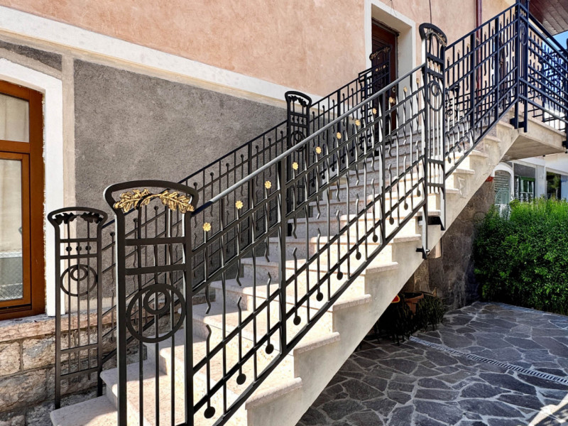 A due passi da Piazza Carli proponiamo, in esclusiva, uno splendido attico mansardato frutto di u...