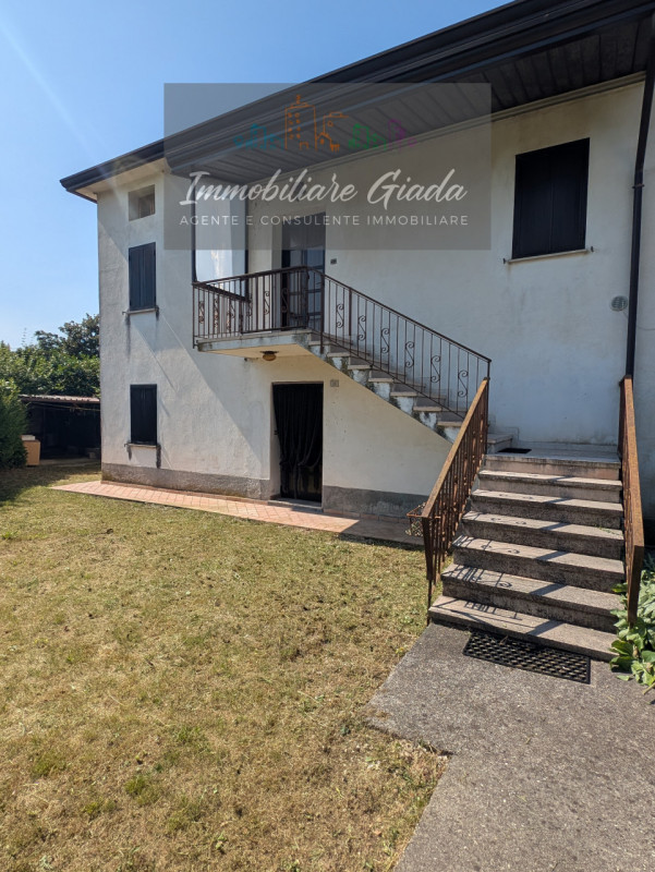 L’IMMOBILIARE GIADA vi propone in vendita questa interessante casa indipendente costruita a metà ...