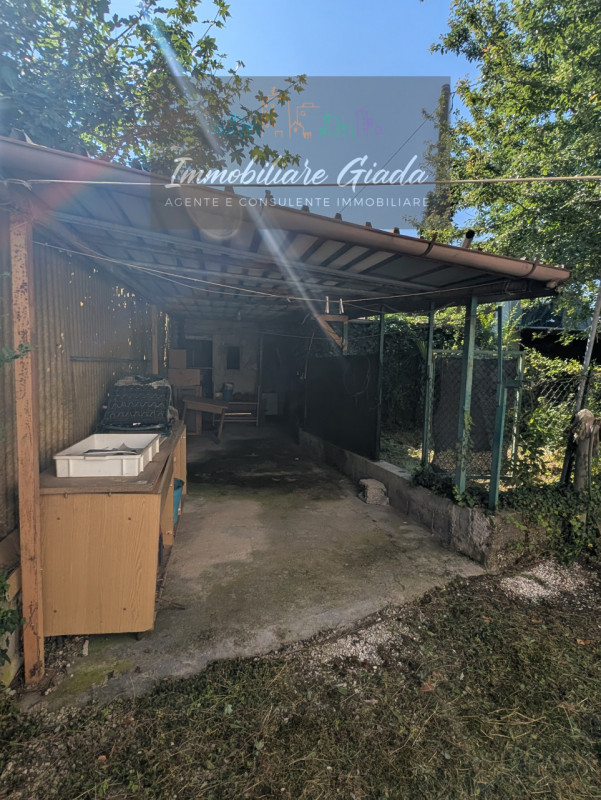 L’IMMOBILIARE GIADA vi propone in vendita questa interessante casa indipendente costruita a metà ...