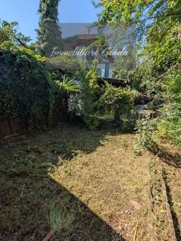 L’IMMOBILIARE GIADA vi propone in vendita questa interessante casa indipendente costruita a metà ...