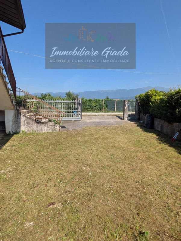 L’IMMOBILIARE GIADA vi propone in vendita questa interessante casa indipendente costruita a metà ...