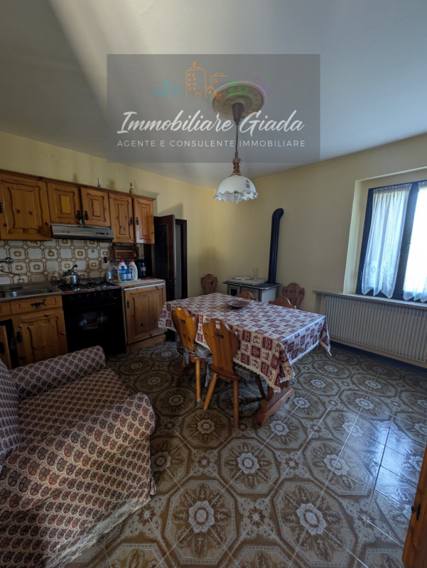 L’IMMOBILIARE GIADA vi propone in vendita questa interessante casa indipendente costruita a metà ...