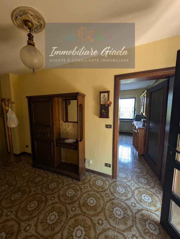L’IMMOBILIARE GIADA vi propone in vendita questa interessante casa indipendente costruita a metà ...