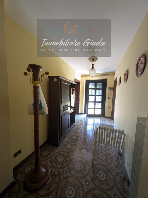 L’IMMOBILIARE GIADA vi propone in vendita questa interessante casa indipendente costruita a metà ...