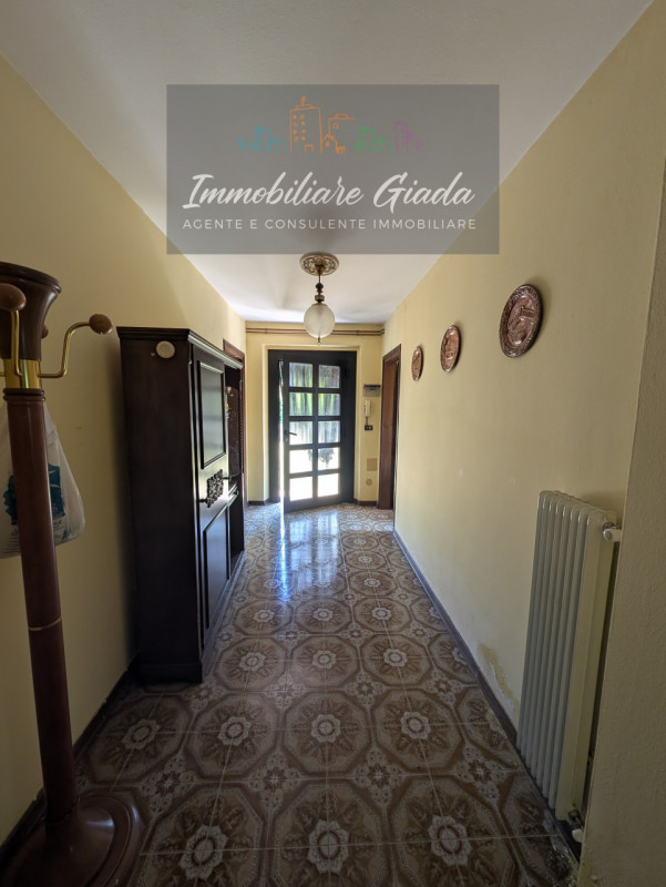 L’IMMOBILIARE GIADA vi propone in vendita questa interessante casa indipendente costruita a metà ...