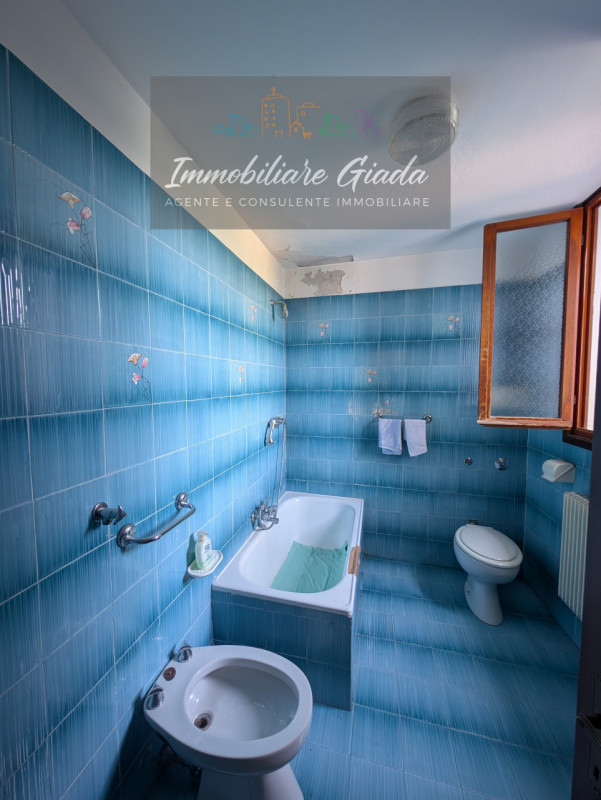 L’IMMOBILIARE GIADA vi propone in vendita questa interessante casa indipendente costruita a metà ...