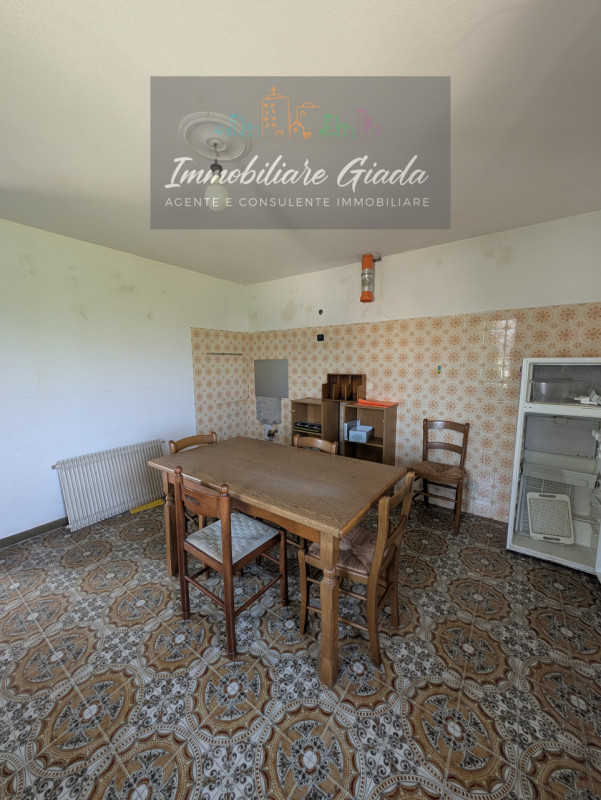 L’IMMOBILIARE GIADA vi propone in vendita questa interessante casa indipendente costruita a metà ...