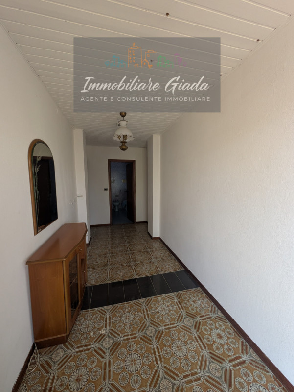 L’IMMOBILIARE GIADA vi propone in vendita questa interessante casa indipendente costruita a metà ...