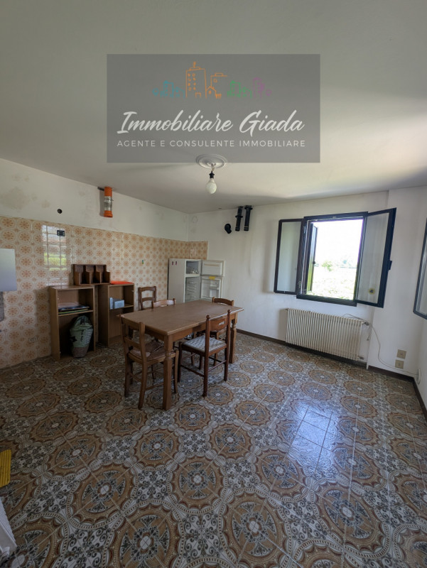 L’IMMOBILIARE GIADA vi propone in vendita questa interessante casa indipendente costruita a metà ...