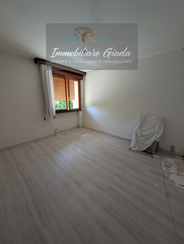 L’IMMOBILIARE GIADA vi propone in vendita questa interessante casa indipendente costruita a metà ...