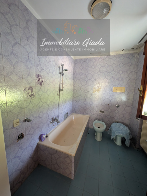 L’IMMOBILIARE GIADA vi propone in vendita questa interessante casa indipendente costruita a metà ...