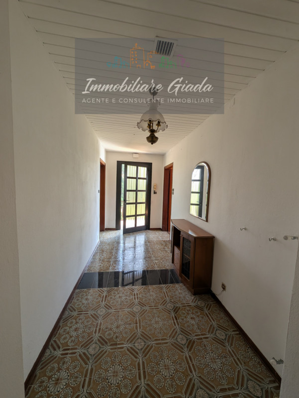 L’IMMOBILIARE GIADA vi propone in vendita questa interessante casa indipendente costruita a metà ...