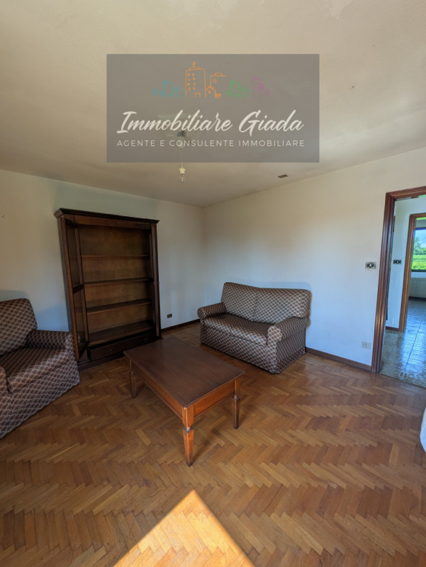 L’IMMOBILIARE GIADA vi propone in vendita questa interessante casa indipendente costruita a metà ...